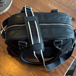 lululemon over the shoulder bag. black.